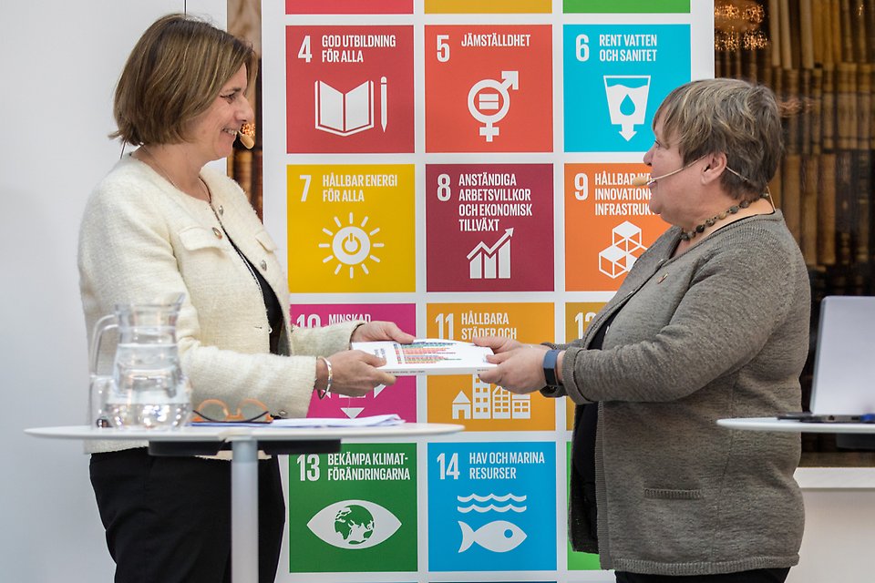 Ingrid Petersson, generaldirektör på Formas och ordförande i Agenda 2030-delegationen lämnar över betänkandet till miljö- och klimatminister Isabella Lövin.